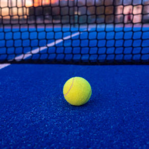 Le revêtement influence-t-il le prix d’un court de tennis à Avignon ?