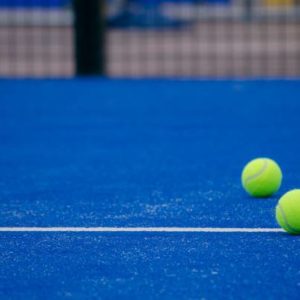Pourquoi prévoir la récupération des eaux de pluie dans un projet de construction de court de tennis à Saint-Raphaël ?