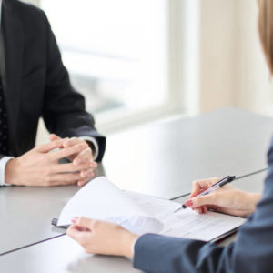 Une interview entreprise est-elle plus efficace qu’un témoignage client pour rassurer des prospects ?