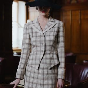Découvrez les secrets du style femme fatale avec des bas résille élégants