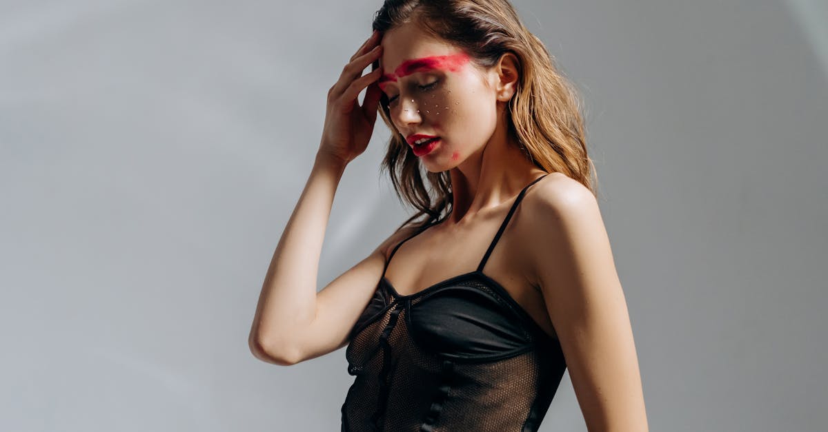 découvrez les dernières tendances en lingerie pour sublimer votre féminité. explorez les styles, couleurs et matériaux qui feront sensation cette saison, alliant confort et élégance. ne manquez pas nos conseils pour choisir la lingerie parfaite qui s'adapte à toutes vos tenues.