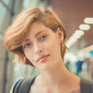 Découvrir les tendances des faux piercings : styles et conseils 2024