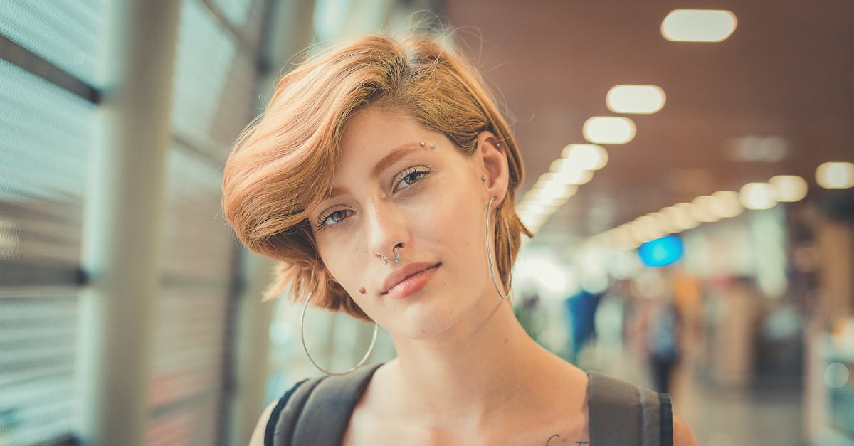Découvrir les tendances des faux piercings : styles et conseils 2024