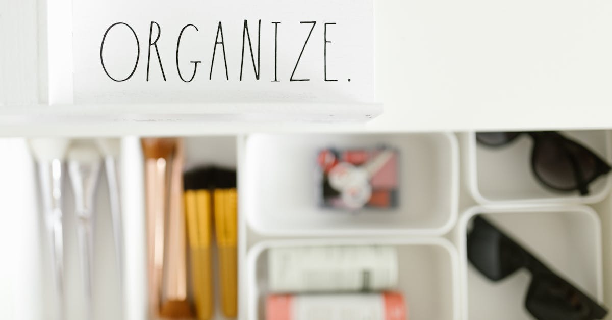 découvrez des astuces innovantes et des solutions pratiques pour organiser votre maquillage. transformez votre espace beauté en un havre de paix où chaque produit est facilement accessible. apprenez à trier, ranger et mettre en valeur vos cosmétiques avec style et efficacité.