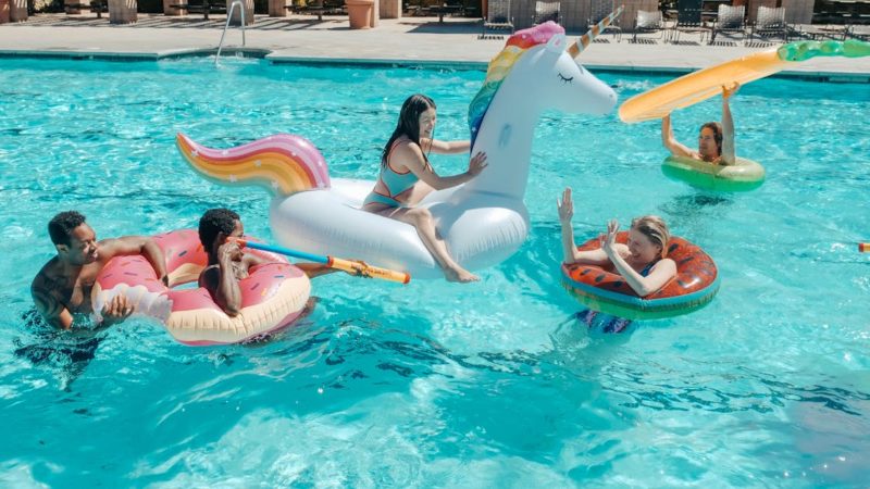 Découvrez les meilleures bouées tendances et originales pour vos moments de détente