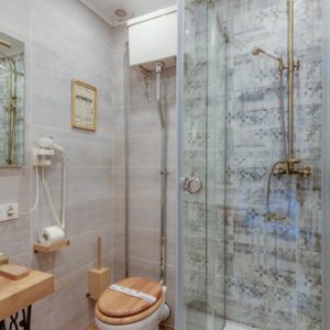 Les accessoires indispensables pour une douche confortable et design