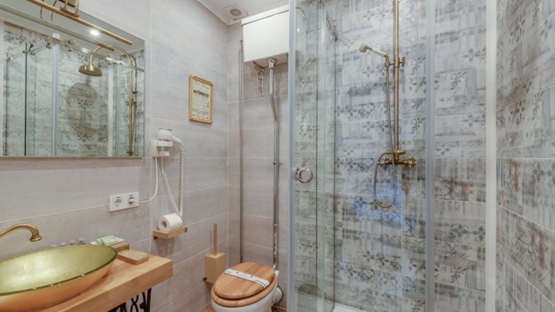 Les accessoires indispensables pour une douche confortable et design