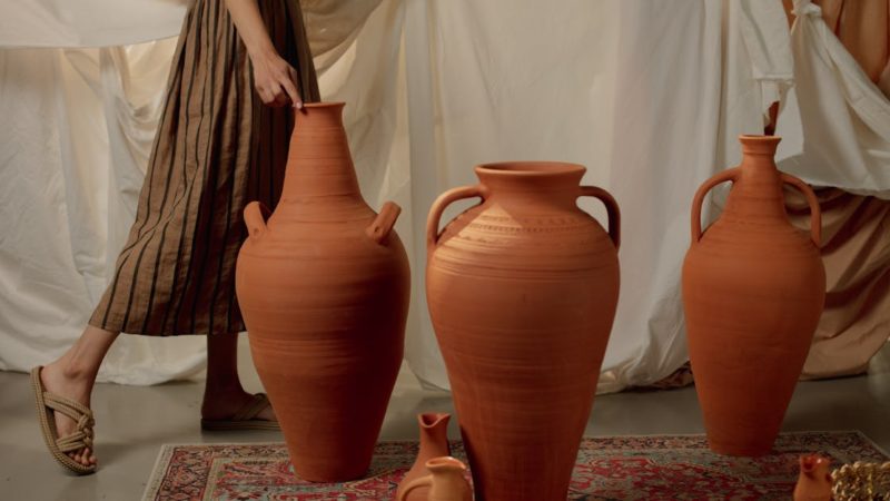 Les plus belles inspirations pour porter la robe terracotta cet été
