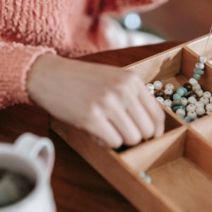 Les tendances actuelles des bijoux en bois : élégance naturelle et durabilité