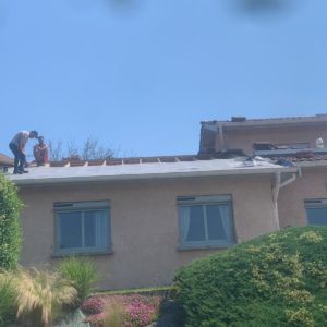 Un couvreur à Bron est-il compétent pour installer des toitures métalliques ?