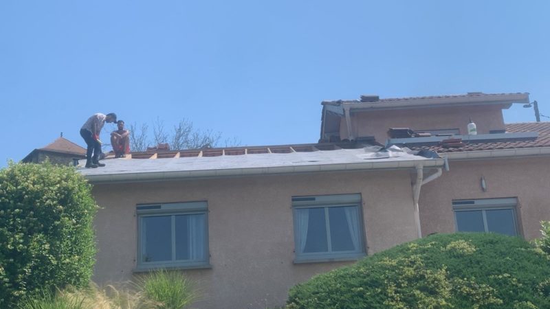 Un couvreur à Bron est-il compétent pour installer des toitures métalliques ?
