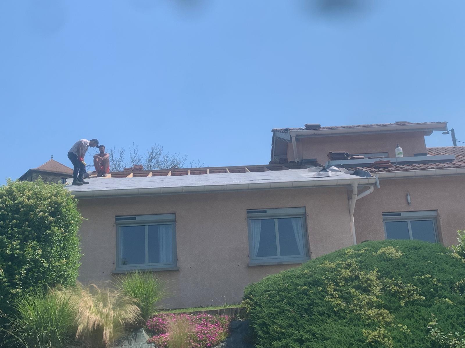 Un couvreur à Bron est-il compétent pour installer des toitures métalliques ?
