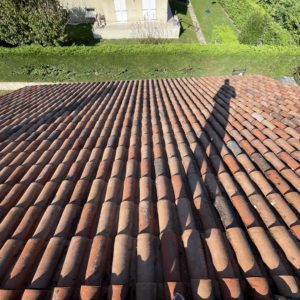 Quelles règles un couvreur à Bron doit-il appliquer pour protéger le voisinage ?