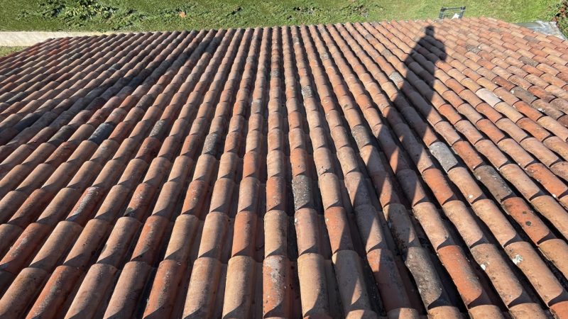 Quelles règles un couvreur à Bron doit-il appliquer pour protéger le voisinage ?