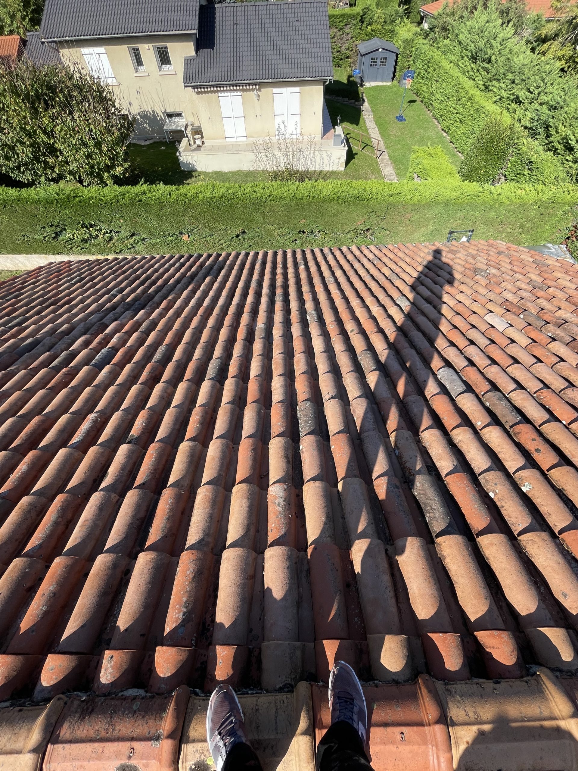 Quelles règles un couvreur à Bron doit-il appliquer pour protéger le voisinage ?