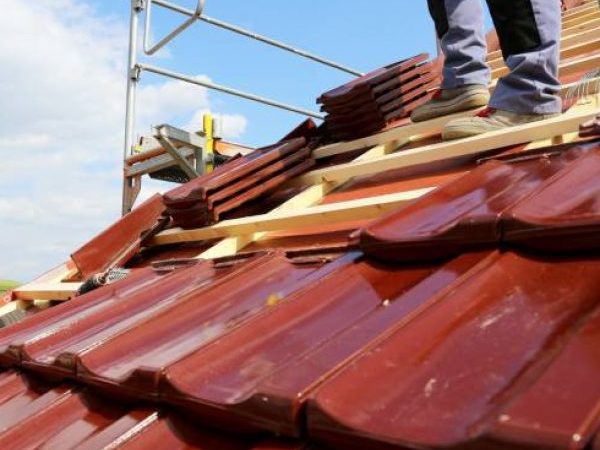 Couvreur à Bron : à quelle fréquence faire contrôler sa toiture ?