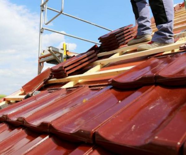 Couvreur à Bron : à quelle fréquence faire contrôler sa toiture ?