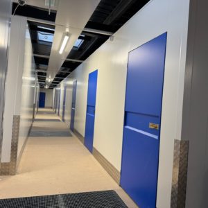 Une location de box à Bourgoin-Jallieu permet-elle de stocker du mobilier volumineux comme un canapé ou un lit ?