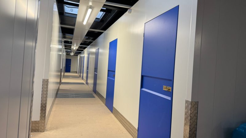 Une location de box à Bourgoin-Jallieu permet-elle de stocker du mobilier volumineux comme un canapé ou un lit ?