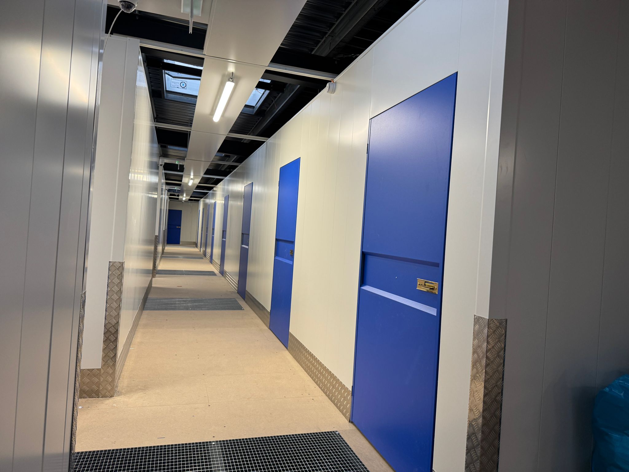 Une location de box à Bourgoin-Jallieu permet-elle de stocker du mobilier volumineux comme un canapé ou un lit ?