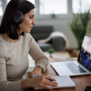 Comment une communication digitale Paris optimise-t-elle 4 canaux clés d’acquisition ?