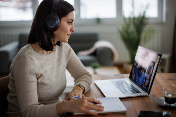 Comment une communication digitale Paris optimise-t-elle 4 canaux clés d’acquisition ?