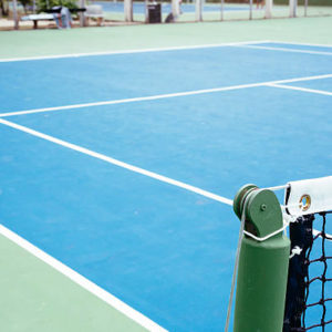 Quels sont les avantages d&rsquo;une construction court de tennis résine synthétique à Mougins par rapport aux autres surfaces ?