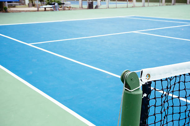 Quels sont les avantages d&rsquo;une construction court de tennis résine synthétique à Mougins par rapport aux autres surfaces ?