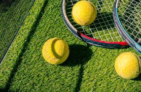 Quels critères prendre en compte avant une construction court de tennis gazon synthétique à Gordes sur un terrain résidentiel ?