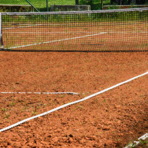 Comment entretenir efficacement un terrain après une construction court de tennis terre battue à Aix-en-Provence ?