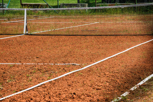 Comment entretenir efficacement un terrain après une construction court de tennis terre battue à Aix-en-Provence ?