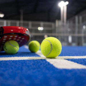 Quels travaux pèsent le plus dans le prix construction terrain de padel ?