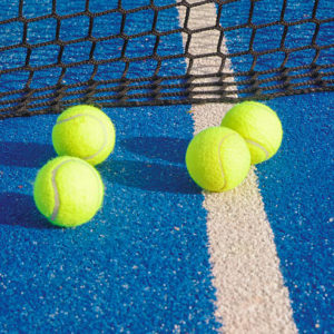 Quel entretien prévoir après une rénovation court de tennis en résine synthétique à Cannes ?