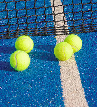 Une renovation court de tennis Saint-Raphaël peut-elle réduire les reflets provenant des équipements autour du terrain ?