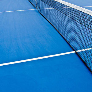 Peut-on refaire les couleurs et le marquage pendant une rénovation court de tennis en résine synthétique à Cannes ?