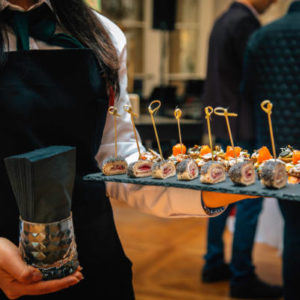 Comment un traiteur entreprise à Grenoble peut-il organiser un repas pour une réunion avec des clients ?