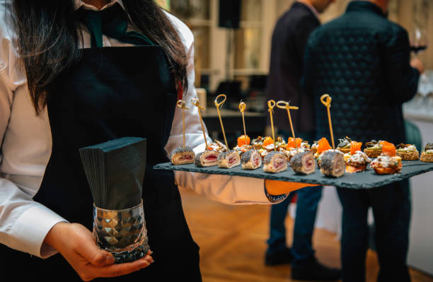 Comment un traiteur entreprise à Grenoble peut-il organiser un repas pour une réunion avec des clients ?
