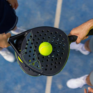 Quel type de gazon synthétique est recommandé pour une construction court de padel ?