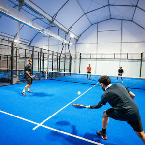 Faut-il prévoir des protections supplémentaires pour installer un terrain de padel destiné aux débutants ?