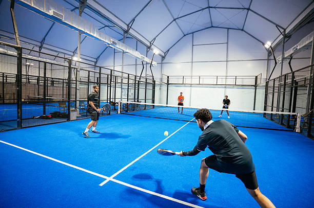 Faut-il prévoir des protections supplémentaires pour installer un terrain de padel destiné aux débutants ?