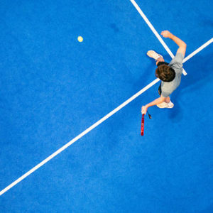 Comment enlever efficacement les mousses lors d’un entretien court de tennis ?