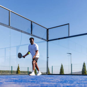 Les normes construction court de padel concernent-elles le filet ?