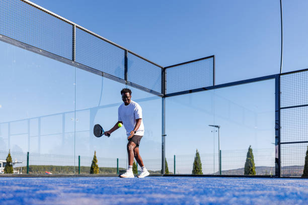 Les normes construction court de padel concernent-elles le filet ?