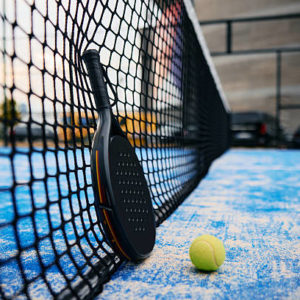 Une entreprise construction terrain de padel peut-elle installer un éclairage LED homologué ?